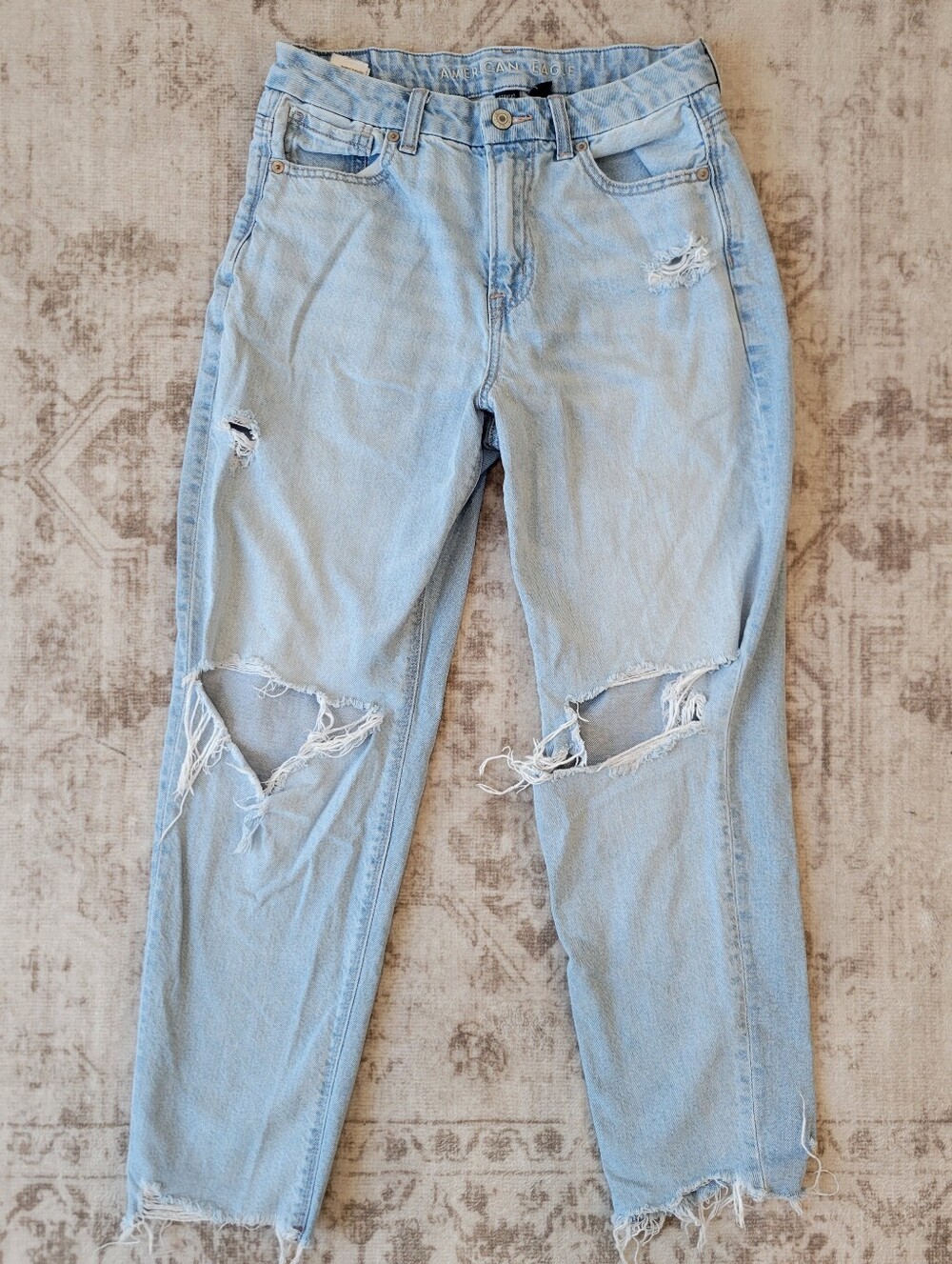 American Eagle Women’s 4 Short Light Wash Straight Leg Jeans Distressed Raw Hem